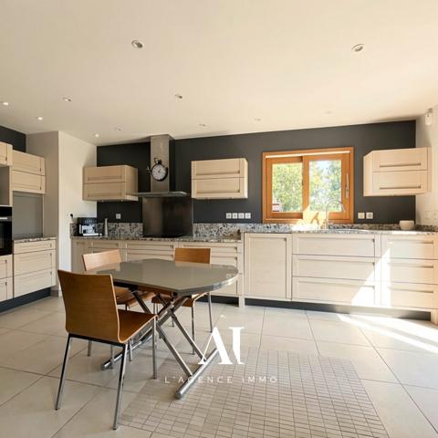 Maison Individuelle T5 – 200 M² – 4 Chambres – Vue Alpes & Jura – Double Garage – Terrain 880 M² – Divonne les Bain 01220