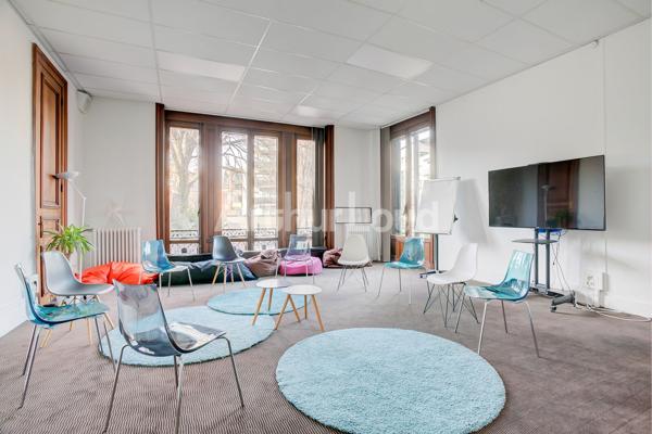 Bureaux d'Exception à Louer ou à Vendre à Roubaix - Immeuble ERP avec Prestations Haut de Gamme