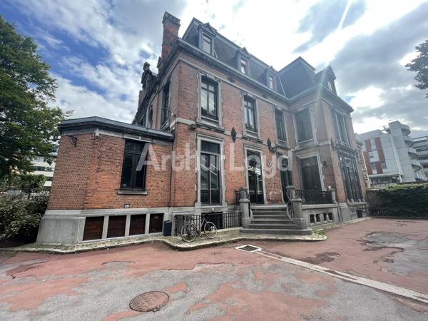 Bureaux d'Exception à Louer ou à Vendre à Roubaix - Immeuble ERP avec Prestations Haut de Gamme