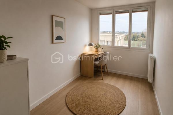Venez découvrir, proche de toutes les commodités et dans une résidence sécurisée avec Gardien, cette appartement très lumineux de 77m2 au 4ème étage comprenant: 

Entrée, séjour double donnant sur le balcon, cuisine aménagée et équipée, deux chambres, salle d'eau, WC, placard.
Une place de stationnement ainsi qu'un cave complète ce bien.

Possibilité d'aménager un 3ème chambre.

A visiter sans tarder.

DPE D, Honoraire à la charge du vendeur.

"Projection d'aménagement réalisée par l' IA - Visuel non contractuel"