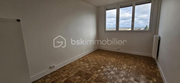 Venez découvrir, proche de toutes les commodités et dans une résidence sécurisée avec Gardien, cette appartement très lumineux de 77m2 au 4ème étage comprenant: 

Entrée, séjour double donnant sur le balcon, cuisine aménagée et équipée, deux chambres, salle d'eau, WC, placard.
Une place de stationnement ainsi qu'un cave complète ce bien.

Possibilité d'aménager un 3ème chambre.

A visiter sans tarder.

DPE D, Honoraire à la charge du vendeur.

"Projection d'aménagement réalisée par l' IA - Visuel non contractuel"