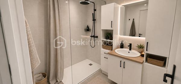 Venez découvrir, proche de toutes les commodités et dans une résidence sécurisée avec Gardien, cette appartement très lumineux de 77m2 au 4ème étage comprenant: 

Entrée, séjour double donnant sur le balcon, cuisine aménagée et équipée, deux chambres, salle d'eau, WC, placard.
Une place de stationnement ainsi qu'un cave complète ce bien.

Possibilité d'aménager un 3ème chambre.

A visiter sans tarder.

DPE D, Honoraire à la charge du vendeur.

"Projection d'aménagement réalisée par l' IA - Visuel non contractuel"
