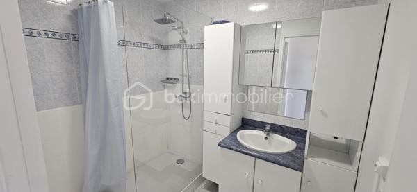 Venez découvrir, proche de toutes les commodités et dans une résidence sécurisée avec Gardien, cette appartement très lumineux de 77m2 au 4ème étage comprenant: 

Entrée, séjour double donnant sur le balcon, cuisine aménagée et équipée, deux chambres, salle d'eau, WC, placard.
Une place de stationnement ainsi qu'un cave complète ce bien.

Possibilité d'aménager un 3ème chambre.

A visiter sans tarder.

DPE D, Honoraire à la charge du vendeur.

"Projection d'aménagement réalisée par l' IA - Visuel non contractuel"