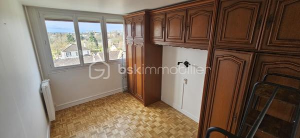 Venez découvrir, proche de toutes les commodités et dans une résidence sécurisée avec Gardien, cette appartement très lumineux de 77m2 au 4ème étage comprenant: 

Entrée, séjour double donnant sur le balcon, cuisine aménagée et équipée, deux chambres, salle d'eau, WC, placard.
Une place de stationnement ainsi qu'un cave complète ce bien.

Possibilité d'aménager un 3ème chambre.

A visiter sans tarder.

DPE D, Honoraire à la charge du vendeur.

"Projection d'aménagement réalisée par l' IA - Visuel non contractuel"