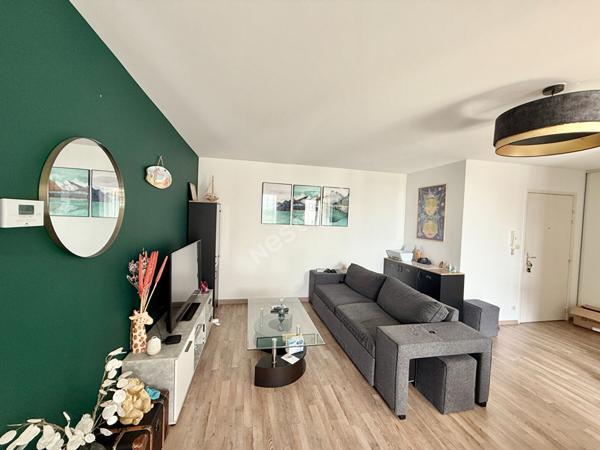 A vendre Angers les hauts de Saint Aubin, Jean Moulin, appartement type 3 décoration soignée, 2 chambres,cuisine aménagée équipée, ascenseur, balcon, place de parking en sous-sol, chauffage individuel. Aucun travaux à prévoir.
