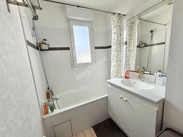 A vendre Angers les hauts de Saint Aubin, Jean Moulin, appartement type 3 décoration soignée, 2 chambres,cuisine aménagée équipée, ascenseur, balcon, place de parking en sous-sol, chauffage individuel. Aucun travaux à prévoir.