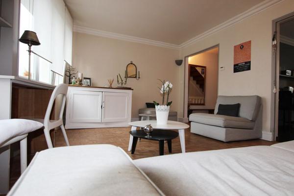 UNE CHALEUREUSE MAISON DANS LE QUARTIER DE SAINT-MARC. -