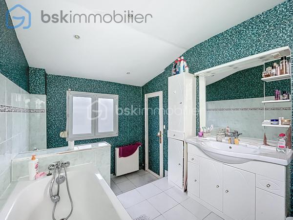 Maison individuelle de caractère 5 pièces  Terrain 380 m², secteur très recherché  Parc Henri Barbusse 

Venez découvrir cette charmante maison individuelle de caractère, entièrement rénovée, édifiée sur un terrain de 380 m², bénéficiant d’une exposition Est/Ouest offrant une belle luminosité tout au long de la journée.

Au rez-de-chaussée :
- Salon avec cheminée
- Salle à manger
- Cuisine aménagée et équipée avec un accès à la cave et au jardin
- Salle de bains avec WC
- 2 chambres 

À l’étage :
- Une grande suite parentale en enfilade avec une salle de douche et wc

Caractéristiques techniques :
-Chauffage gaz + chauffage électrique 
-Double vitrage
-Volets roulants électriques
-Cave
-Taxe foncière : 1 350 €


⚠️ Information importante

Chers acquéreurs, afin d’éviter les visites “pour le plaisir des yeux”, merci de me contacter uniquement si vous disposez d’une simulation de financement récente (banque ou courtier).

Conformément à l’article L.561-5 du Code monétaire et financier, une pièce d’identité sera demandée avant toute visite.