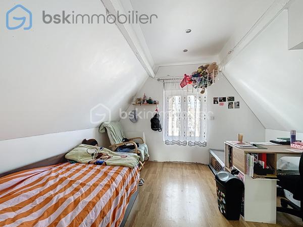 Maison individuelle de caractère 5 pièces  Terrain 380 m², secteur très recherché  Parc Henri Barbusse 

Venez découvrir cette charmante maison individuelle de caractère, entièrement rénovée, édifiée sur un terrain de 380 m², bénéficiant d’une exposition Est/Ouest offrant une belle luminosité tout au long de la journée.

Au rez-de-chaussée :
- Salon avec cheminée
- Salle à manger
- Cuisine aménagée et équipée avec un accès à la cave et au jardin
- Salle de bains avec WC
- 2 chambres 

À l’étage :
- Une grande suite parentale en enfilade avec une salle de douche et wc

Caractéristiques techniques :
-Chauffage gaz + chauffage électrique 
-Double vitrage
-Volets roulants électriques
-Cave
-Taxe foncière : 1 350 €


⚠️ Information importante

Chers acquéreurs, afin d’éviter les visites “pour le plaisir des yeux”, merci de me contacter uniquement si vous disposez d’une simulation de financement récente (banque ou courtier).

Conformément à l’article L.561-5 du Code monétaire et financier, une pièce d’identité sera demandée avant toute visite.