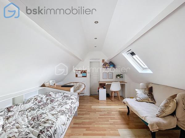 Maison individuelle de caractère 5 pièces  Terrain 380 m², secteur très recherché  Parc Henri Barbusse 

Venez découvrir cette charmante maison individuelle de caractère, entièrement rénovée, édifiée sur un terrain de 380 m², bénéficiant d’une exposition Est/Ouest offrant une belle luminosité tout au long de la journée.

Au rez-de-chaussée :
- Salon avec cheminée
- Salle à manger
- Cuisine aménagée et équipée avec un accès à la cave et au jardin
- Salle de bains avec WC
- 2 chambres 

À l’étage :
- Une grande suite parentale en enfilade avec une salle de douche et wc

Caractéristiques techniques :
-Chauffage gaz + chauffage électrique 
-Double vitrage
-Volets roulants électriques
-Cave
-Taxe foncière : 1 350 €


⚠️ Information importante

Chers acquéreurs, afin d’éviter les visites “pour le plaisir des yeux”, merci de me contacter uniquement si vous disposez d’une simulation de financement récente (banque ou courtier).

Conformément à l’article L.561-5 du Code monétaire et financier, une pièce d’identité sera demandée avant toute visite.