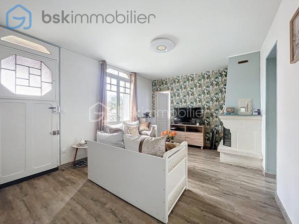 Maison individuelle de caractère 5 pièces  Terrain 380 m², secteur très recherché  Parc Henri Barbusse 

Venez découvrir cette charmante maison individuelle de caractère, entièrement rénovée, édifiée sur un terrain de 380 m², bénéficiant d’une exposition Est/Ouest offrant une belle luminosité tout au long de la journée.

Au rez-de-chaussée :
- Salon avec cheminée
- Salle à manger
- Cuisine aménagée et équipée avec un accès à la cave et au jardin
- Salle de bains avec WC
- 2 chambres 

À l’étage :
- Une grande suite parentale en enfilade avec une salle de douche et wc

Caractéristiques techniques :
-Chauffage gaz + chauffage électrique 
-Double vitrage
-Volets roulants électriques
-Cave
-Taxe foncière : 1 350 €


⚠️ Information importante

Chers acquéreurs, afin d’éviter les visites “pour le plaisir des yeux”, merci de me contacter uniquement si vous disposez d’une simulation de financement récente (banque ou courtier).

Conformément à l’article L.561-5 du Code monétaire et financier, une pièce d’identité sera demandée avant toute visite.