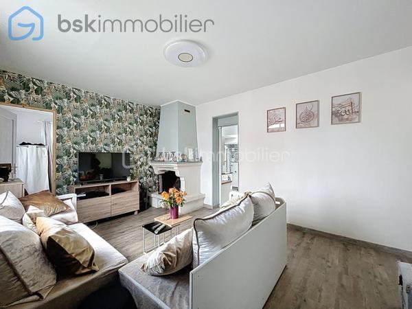 Maison individuelle de caractère 5 pièces  Terrain 380 m², secteur très recherché  Parc Henri Barbusse 

Venez découvrir cette charmante maison individuelle de caractère, entièrement rénovée, édifiée sur un terrain de 380 m², bénéficiant d’une exposition Est/Ouest offrant une belle luminosité tout au long de la journée.

Au rez-de-chaussée :
- Salon avec cheminée
- Salle à manger
- Cuisine aménagée et équipée avec un accès à la cave et au jardin
- Salle de bains avec WC
- 2 chambres 

À l’étage :
- Une grande suite parentale en enfilade avec une salle de douche et wc

Caractéristiques techniques :
-Chauffage gaz + chauffage électrique 
-Double vitrage
-Volets roulants électriques
-Cave
-Taxe foncière : 1 350 €


⚠️ Information importante

Chers acquéreurs, afin d’éviter les visites “pour le plaisir des yeux”, merci de me contacter uniquement si vous disposez d’une simulation de financement récente (banque ou courtier).

Conformément à l’article L.561-5 du Code monétaire et financier, une pièce d’identité sera demandée avant toute visite.