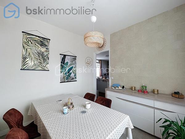 Maison individuelle de caractère 5 pièces  Terrain 380 m², secteur très recherché  Parc Henri Barbusse 

Venez découvrir cette charmante maison individuelle de caractère, entièrement rénovée, édifiée sur un terrain de 380 m², bénéficiant d’une exposition Est/Ouest offrant une belle luminosité tout au long de la journée.

Au rez-de-chaussée :
- Salon avec cheminée
- Salle à manger
- Cuisine aménagée et équipée avec un accès à la cave et au jardin
- Salle de bains avec WC
- 2 chambres 

À l’étage :
- Une grande suite parentale en enfilade avec une salle de douche et wc

Caractéristiques techniques :
-Chauffage gaz + chauffage électrique 
-Double vitrage
-Volets roulants électriques
-Cave
-Taxe foncière : 1 350 €


⚠️ Information importante

Chers acquéreurs, afin d’éviter les visites “pour le plaisir des yeux”, merci de me contacter uniquement si vous disposez d’une simulation de financement récente (banque ou courtier).

Conformément à l’article L.561-5 du Code monétaire et financier, une pièce d’identité sera demandée avant toute visite.