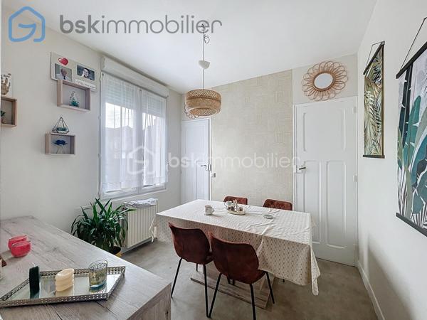 Maison individuelle de caractère 5 pièces  Terrain 380 m², secteur très recherché  Parc Henri Barbusse 

Venez découvrir cette charmante maison individuelle de caractère, entièrement rénovée, édifiée sur un terrain de 380 m², bénéficiant d’une exposition Est/Ouest offrant une belle luminosité tout au long de la journée.

Au rez-de-chaussée :
- Salon avec cheminée
- Salle à manger
- Cuisine aménagée et équipée avec un accès à la cave et au jardin
- Salle de bains avec WC
- 2 chambres 

À l’étage :
- Une grande suite parentale en enfilade avec une salle de douche et wc

Caractéristiques techniques :
-Chauffage gaz + chauffage électrique 
-Double vitrage
-Volets roulants électriques
-Cave
-Taxe foncière : 1 350 €


⚠️ Information importante

Chers acquéreurs, afin d’éviter les visites “pour le plaisir des yeux”, merci de me contacter uniquement si vous disposez d’une simulation de financement récente (banque ou courtier).

Conformément à l’article L.561-5 du Code monétaire et financier, une pièce d’identité sera demandée avant toute visite.