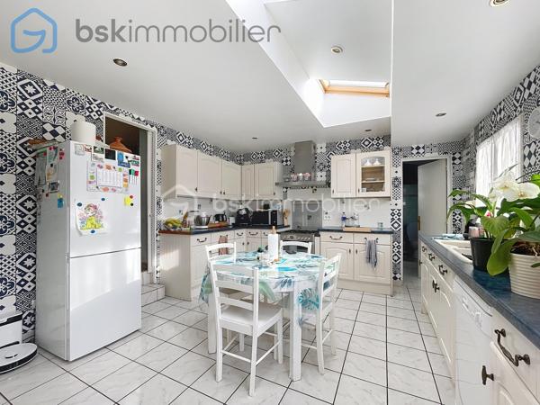 Maison individuelle de caractère 5 pièces  Terrain 380 m², secteur très recherché  Parc Henri Barbusse 

Venez découvrir cette charmante maison individuelle de caractère, entièrement rénovée, édifiée sur un terrain de 380 m², bénéficiant d’une exposition Est/Ouest offrant une belle luminosité tout au long de la journée.

Au rez-de-chaussée :
- Salon avec cheminée
- Salle à manger
- Cuisine aménagée et équipée avec un accès à la cave et au jardin
- Salle de bains avec WC
- 2 chambres 

À l’étage :
- Une grande suite parentale en enfilade avec une salle de douche et wc

Caractéristiques techniques :
-Chauffage gaz + chauffage électrique 
-Double vitrage
-Volets roulants électriques
-Cave
-Taxe foncière : 1 350 €


⚠️ Information importante

Chers acquéreurs, afin d’éviter les visites “pour le plaisir des yeux”, merci de me contacter uniquement si vous disposez d’une simulation de financement récente (banque ou courtier).

Conformément à l’article L.561-5 du Code monétaire et financier, une pièce d’identité sera demandée avant toute visite.