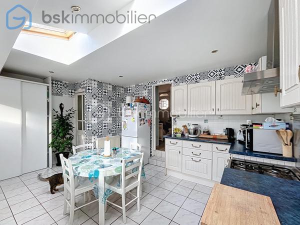 Maison individuelle de caractère 5 pièces  Terrain 380 m², secteur très recherché  Parc Henri Barbusse 

Venez découvrir cette charmante maison individuelle de caractère, entièrement rénovée, édifiée sur un terrain de 380 m², bénéficiant d’une exposition Est/Ouest offrant une belle luminosité tout au long de la journée.

Au rez-de-chaussée :
- Salon avec cheminée
- Salle à manger
- Cuisine aménagée et équipée avec un accès à la cave et au jardin
- Salle de bains avec WC
- 2 chambres 

À l’étage :
- Une grande suite parentale en enfilade avec une salle de douche et wc

Caractéristiques techniques :
-Chauffage gaz + chauffage électrique 
-Double vitrage
-Volets roulants électriques
-Cave
-Taxe foncière : 1 350 €


⚠️ Information importante

Chers acquéreurs, afin d’éviter les visites “pour le plaisir des yeux”, merci de me contacter uniquement si vous disposez d’une simulation de financement récente (banque ou courtier).

Conformément à l’article L.561-5 du Code monétaire et financier, une pièce d’identité sera demandée avant toute visite.