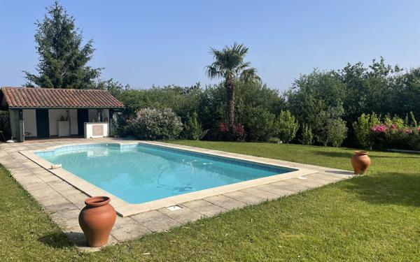 Maison à vendre    4 pièces •  Villefranque