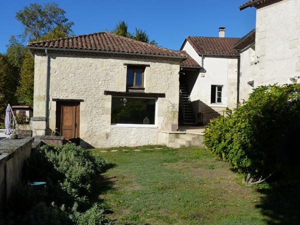 Maison pierre Chancelade 8 pièce(s) sur 160m² plus deux gites de 110 m² soit 270 m2