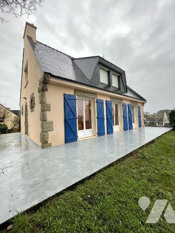 A VENDRE MAISON TRADITIONNELLE sur sous-sol CENTRE de THEIX-1200 m2 de terrain
