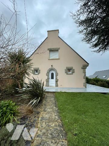 A VENDRE MAISON TRADITIONNELLE sur sous-sol CENTRE de THEIX-1200 m2 de terrain