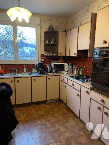 A VENDRE MAISON TRADITIONNELLE sur sous-sol CENTRE de THEIX-1200 m2 de terrain