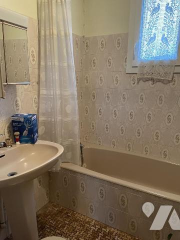 A VENDRE MAISON TRADITIONNELLE sur sous-sol CENTRE de THEIX-1200 m2 de terrain