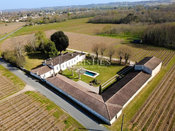 Magnifique chartreuse restaurée au cœur des vignes