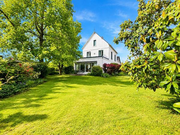 Vaste et belle maison de plus de 200 m² sur une parcelle de 1000 m²