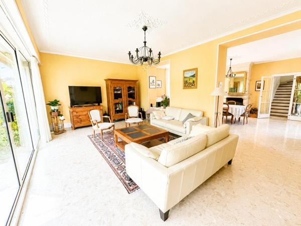 Vaste et belle maison de plus de 200 m² sur une parcelle de 1000 m²