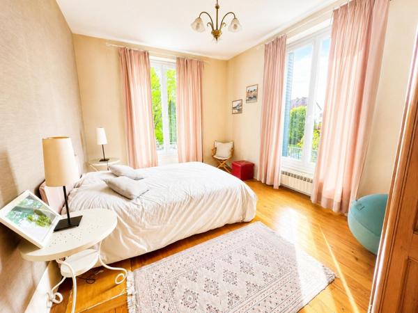 Vaste et belle maison de plus de 200 m² sur une parcelle de 1000 m²