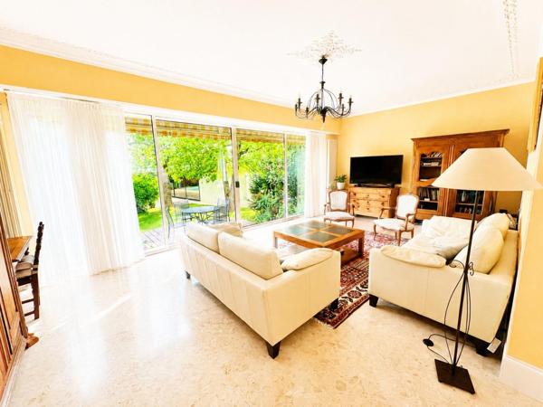 Vaste et belle maison de plus de 200 m² sur une parcelle de 1000 m²