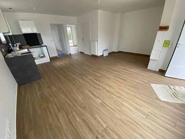 Exclusivité GUY HOQUET DE MORET : Bel appartement de 58 m2 au RDC d'un immeuble construit en 2021 avec son jardin clos