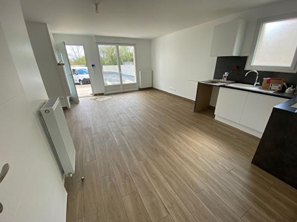 Exclusivité GUY HOQUET DE MORET : Bel appartement de 58 m2 au RDC d'un immeuble construit en 2021 avec son jardin clos