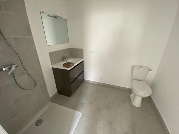 Exclusivité GUY HOQUET DE MORET : Bel appartement de 58 m2 au RDC d'un immeuble construit en 2021 avec son jardin clos