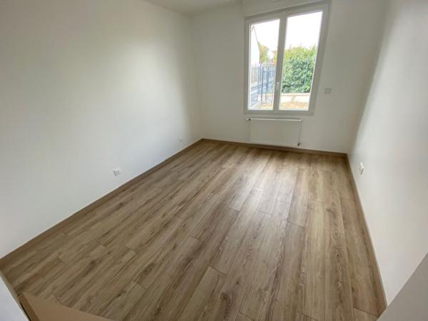 Exclusivité GUY HOQUET DE MORET : Bel appartement de 58 m2 au RDC d'un immeuble construit en 2021 avec son jardin clos