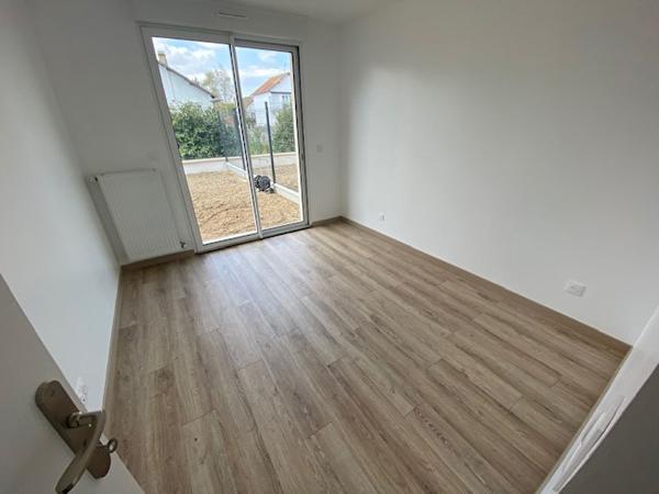 Exclusivité GUY HOQUET DE MORET : Bel appartement de 58 m2 au RDC d'un immeuble construit en 2021 avec son jardin clos