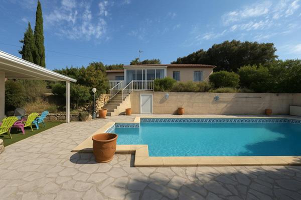 Villa avec piscine et garage à Faugères