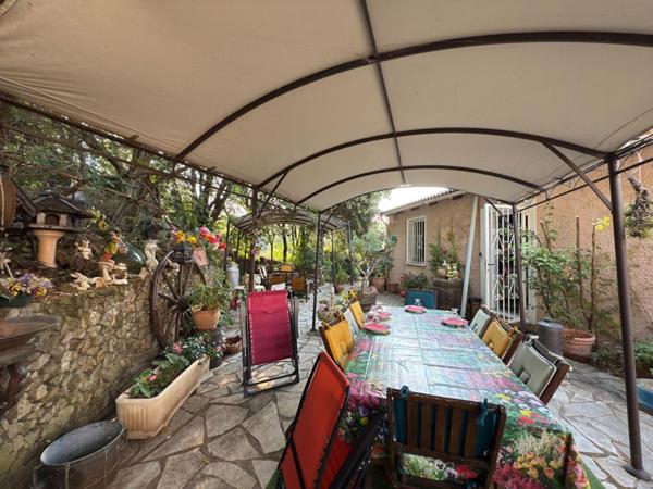 Villa avec piscine et garage à Faugères