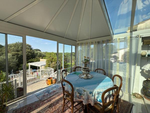 Villa avec piscine et garage à Faugères