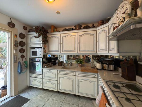 Villa avec piscine et garage à Faugères