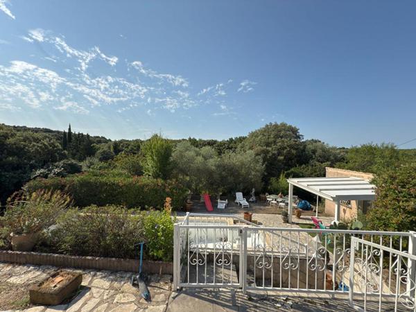 Villa avec piscine et garage à Faugères