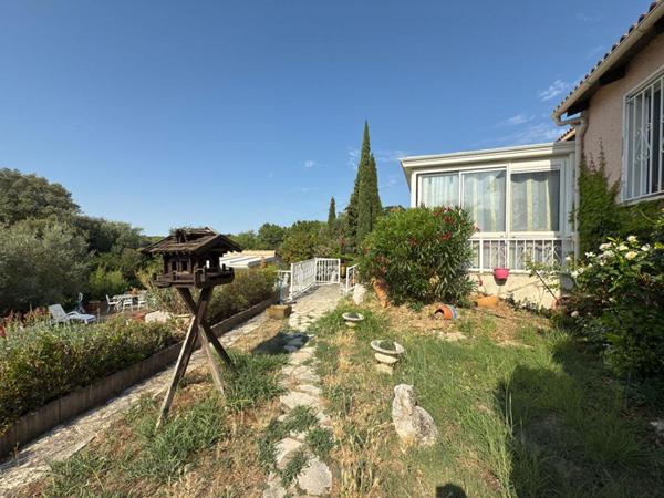 Villa avec piscine et garage à Faugères