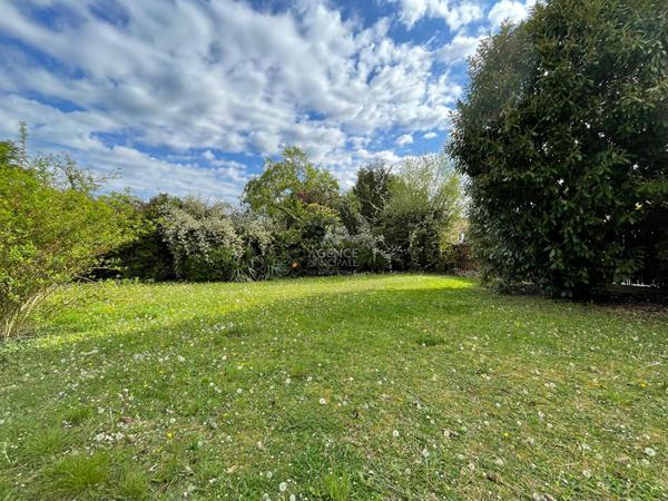 Terrain à Saint Germain en Laye de 773 m² 955 428 € **  - Référence  18259