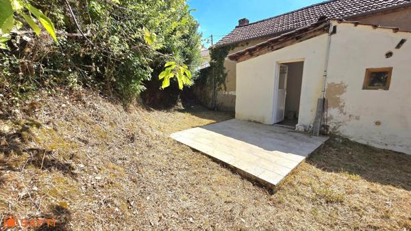 Ensemble immobilier composé de deux maisons de plain-pied à finir et jardin.