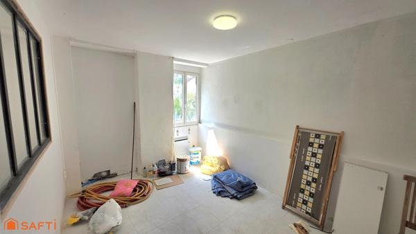 Ensemble immobilier composé de deux maisons de plain-pied à finir et jardin.