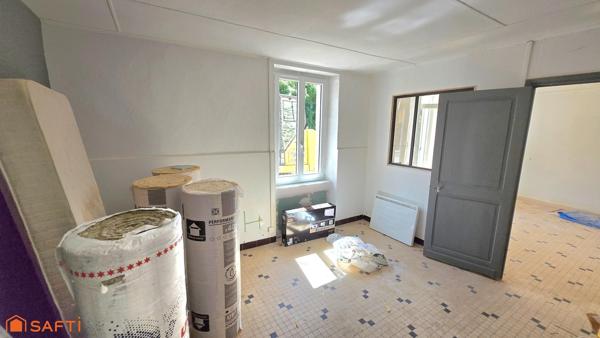 Ensemble immobilier composé de deux maisons de plain-pied à finir et jardin.