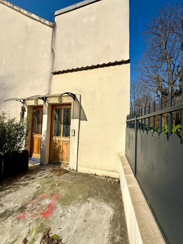 Appartement triplex avec cour privative et stationnement – Taverny centre-ville