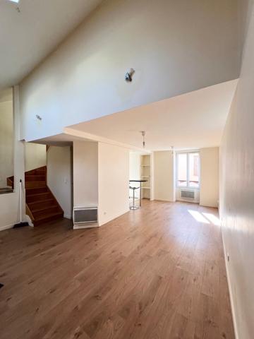 Appartement triplex avec cour privative et stationnement – Taverny centre-ville