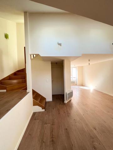 Appartement triplex avec cour privative et stationnement – Taverny centre-ville