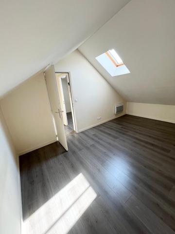 Appartement triplex avec cour privative et stationnement – Taverny centre-ville